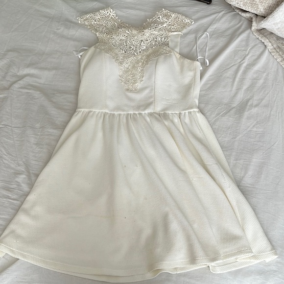 Simple white dress - Picture 1 of 1